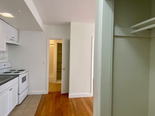 Building Photo - Nicely updated 1 bed near Boston University