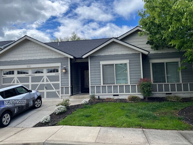 Foto del edificio - Beautiful Open Floor Plan-3 Bedroom 2 Bath Home-Located in Central Point