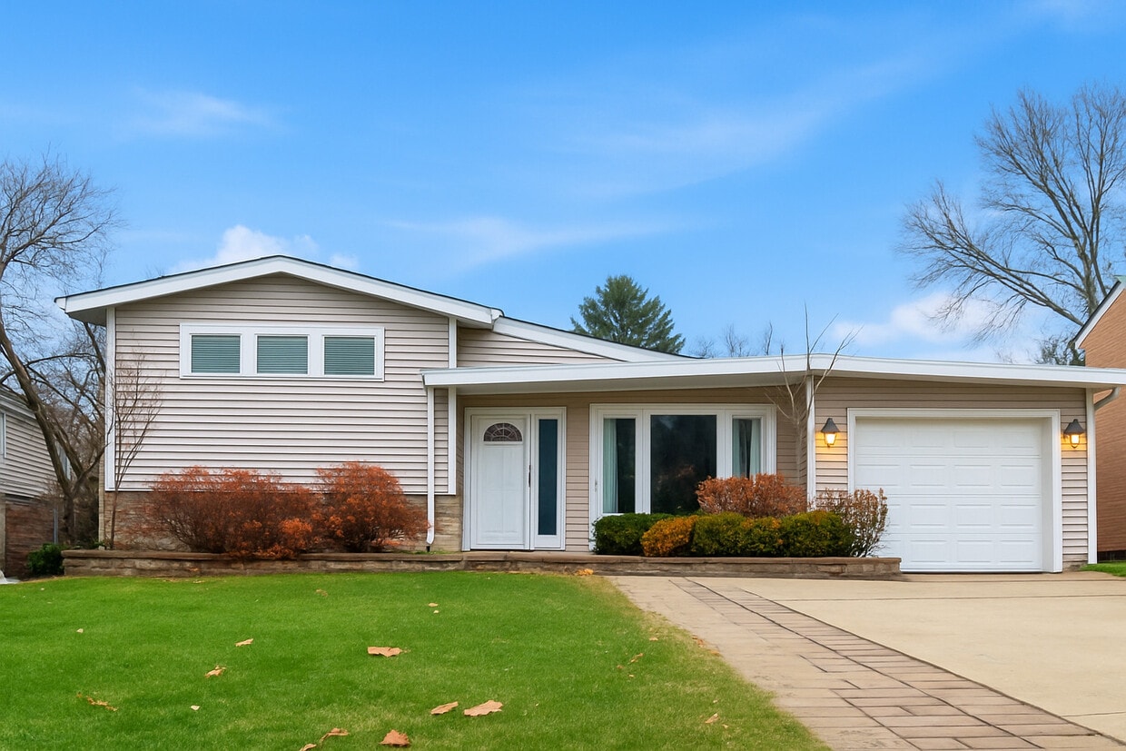 Primary Photo - 42 W Taylor Rd