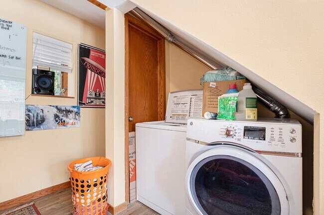 Building Photo - Charming 2 Bed / 1 Bath on the Hill! Remodeled Kitchen + Backyard + Storage Shed!
