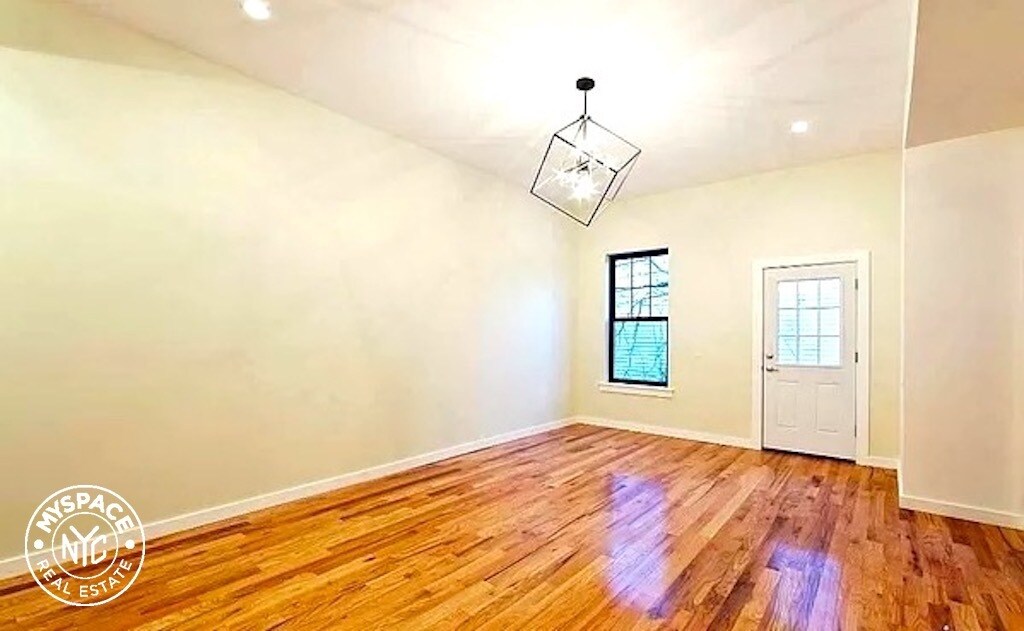 Primary Photo - 1320 Bushwick Ave