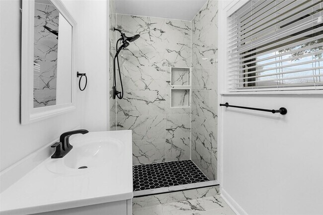 Foto del edificio - BEAUTIFUL HOME IN BRENHAM. MOVE IN READY!.