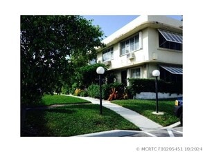Building Photo - 9720 W Bay Harbor Dr