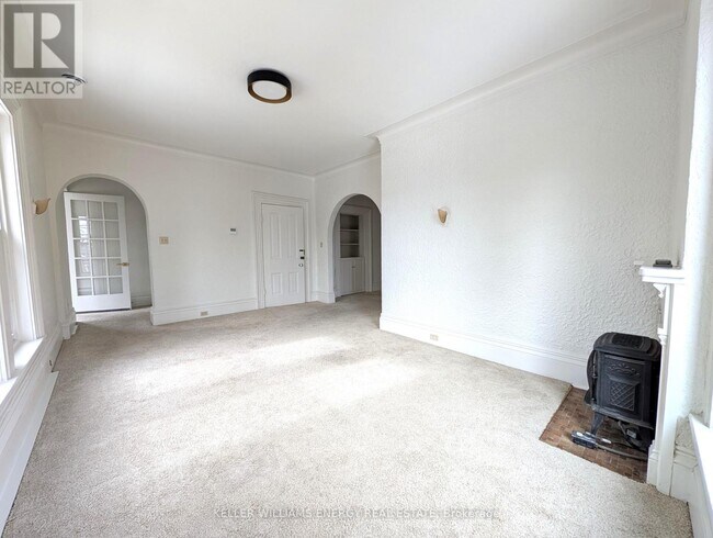 Building Photo - 35 King St