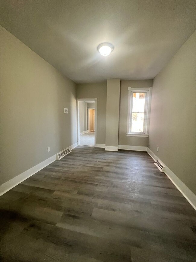 Building Photo - 4 Bedroom | 1 Bath