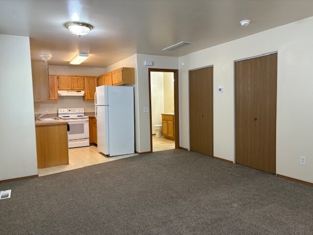 Foto del edificio - Duplex with detached garage