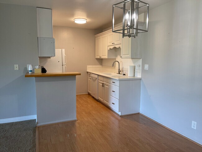 Building Photo - 576 N Bellflower Blvd