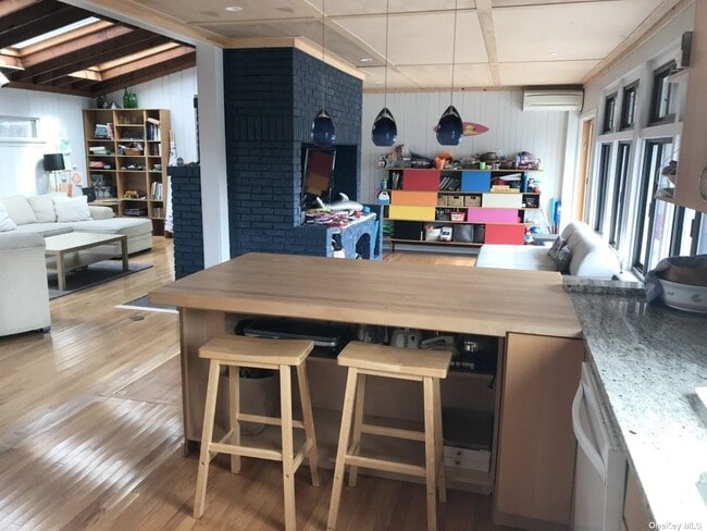 Building Photo - 35 E Walk