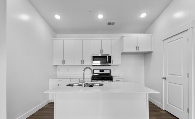 Building Photo - 461 W 40 S