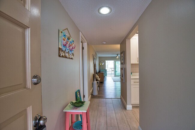 Foto del edificio - Annual 2-Bedroom 2-Bathroom Second Floor Condo on Venice Island with Stunning Waterfront!