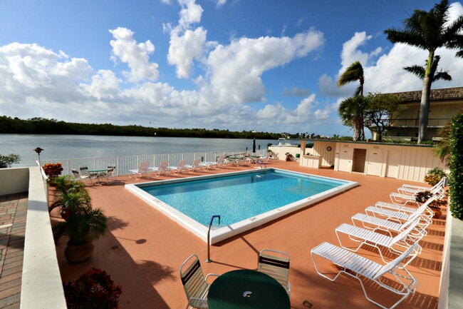 Foto del edificio - 225 S Beach Rd