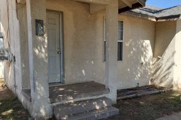 Building Photo - 818 E 7th St