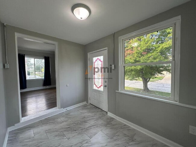 Building Photo - 2123 Davis Ave