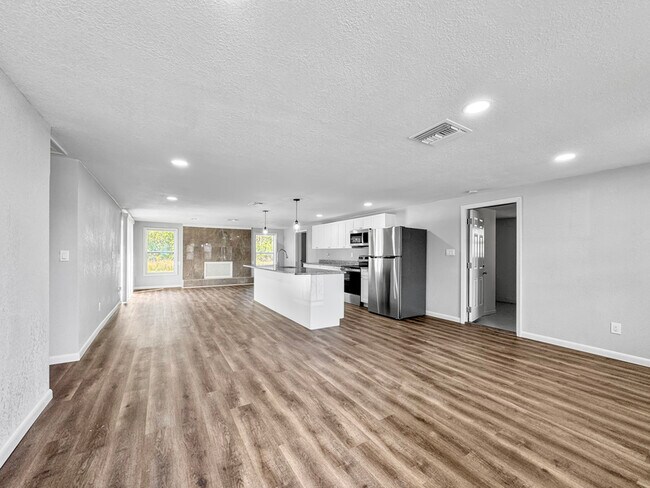 Foto del edificio - 1300 Heather Cir