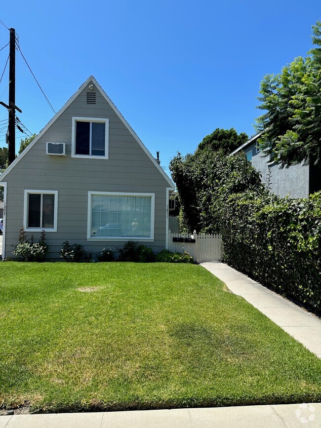 Building Photo - 1211 N Screenland Dr