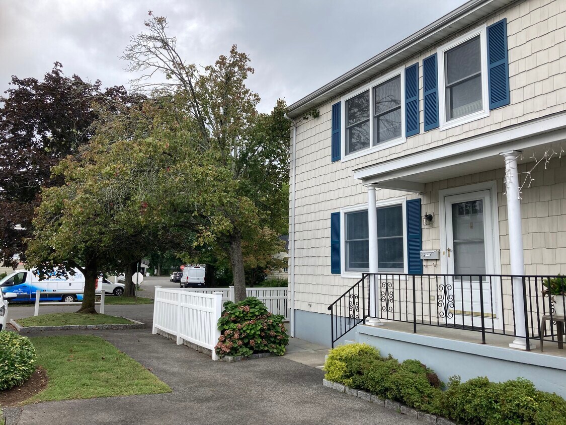 front entrance - 13 Cos Cob Ave