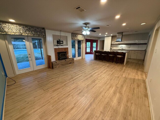 Foto del edificio - Pensacola - 32526- 4 bedroom, 2 bathroom - pool and lawn care included