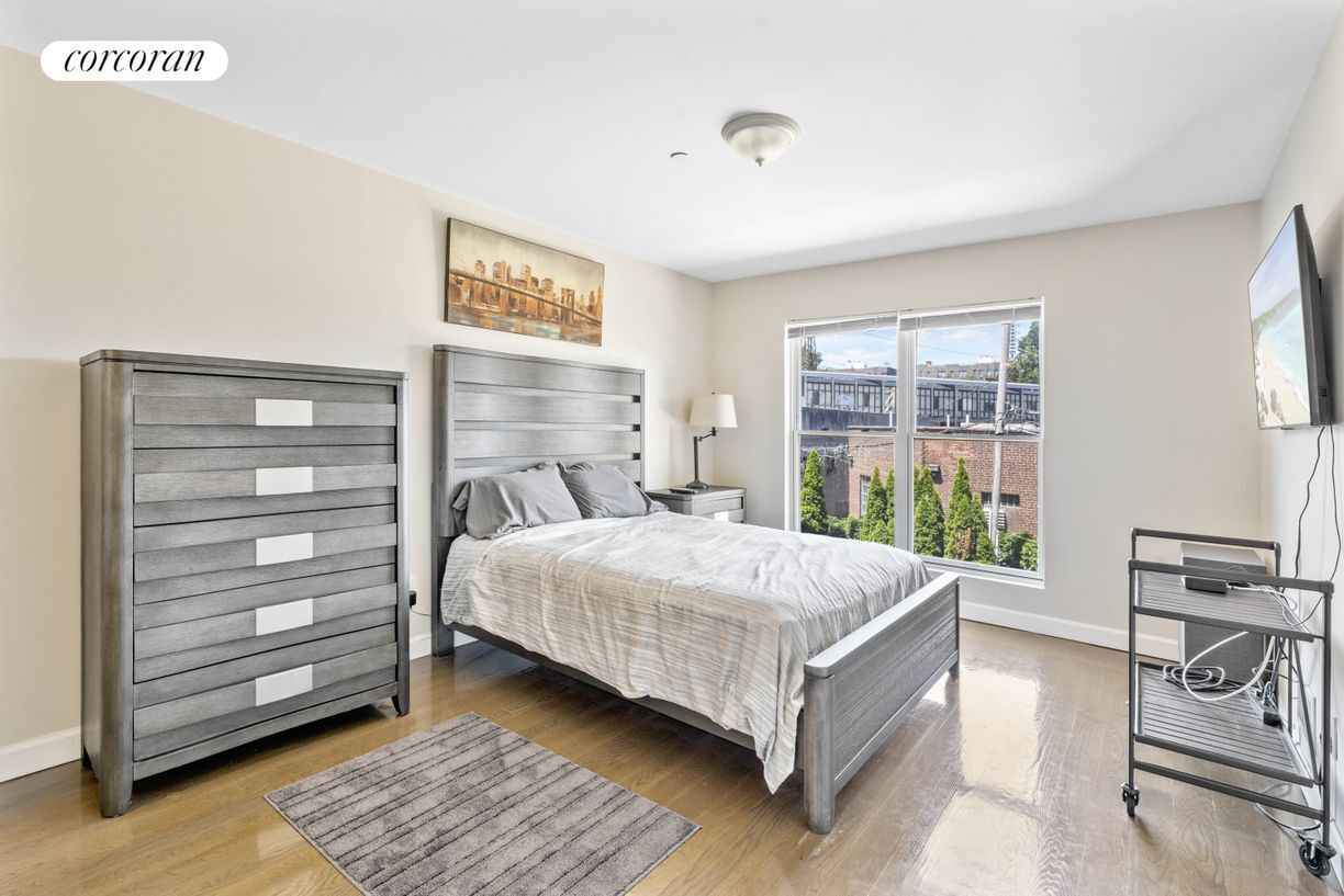 Foto principal - 39-30 62nd St