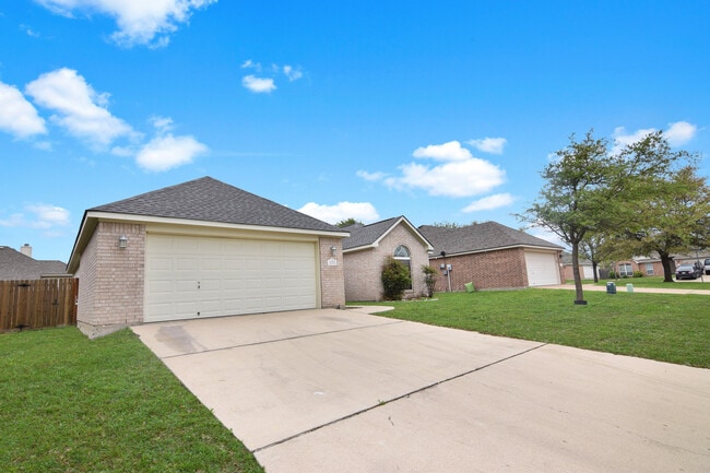 Building Photo - 1022 Neuberry Cliffe