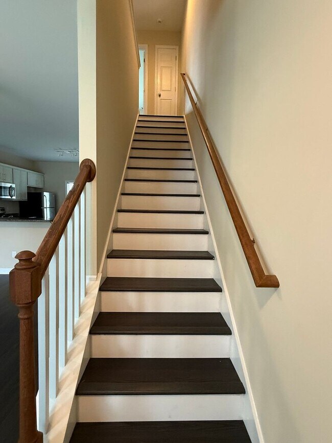 Building Photo - Nice 2 bedroom, 2.5 bath Townhouse