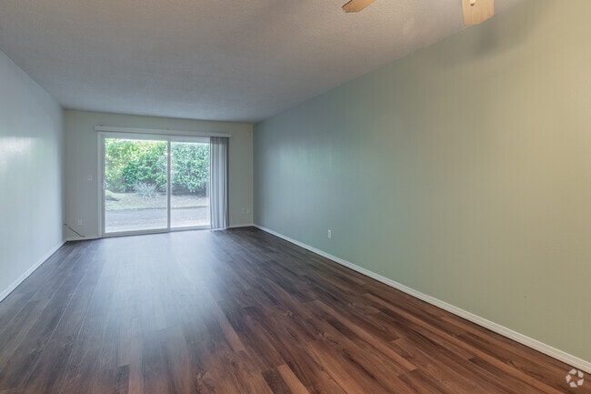 2 habitaciones, 1 baño, 740 pies cuadrados, sala de estar - Lake Village and Lakewood Apartments