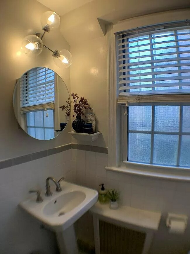 Foto del edificio - 2800 Devonshire Pl NW