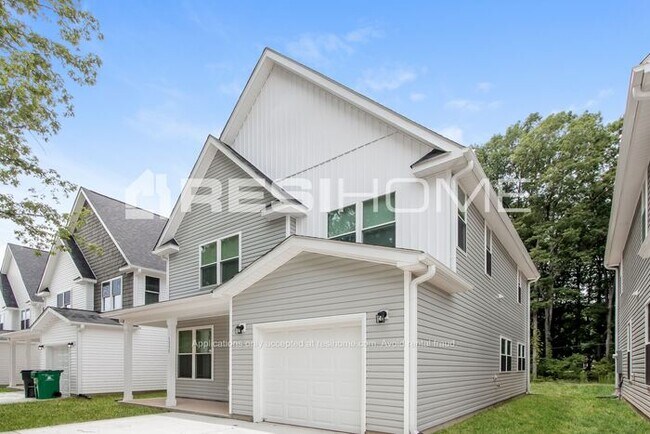 Building Photo - 1335 Log Cabin
