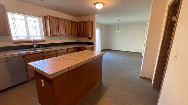 Building Photo - Kent home for rent - 4 bedroom, den and 2....