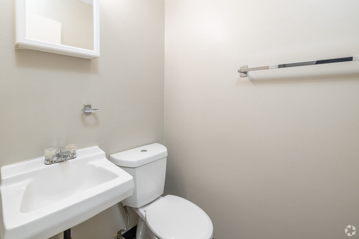 2BR, 1.5BA - 814SF Bathroom - Naveen Pine Townhomes