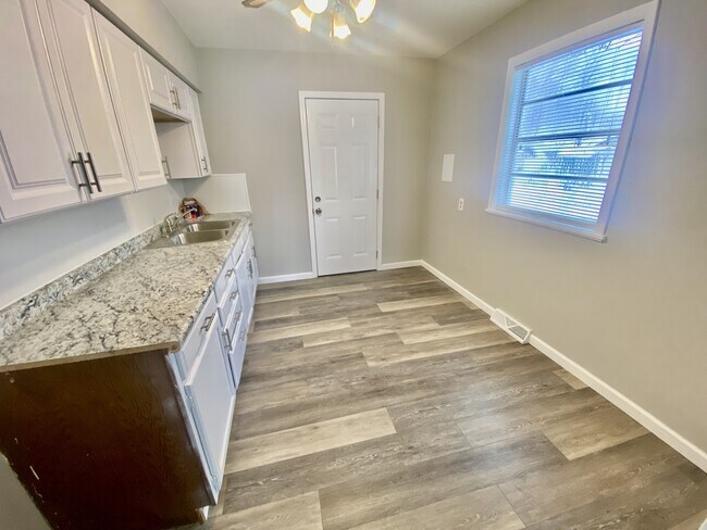 Building Photo - 1128 Maple Ave