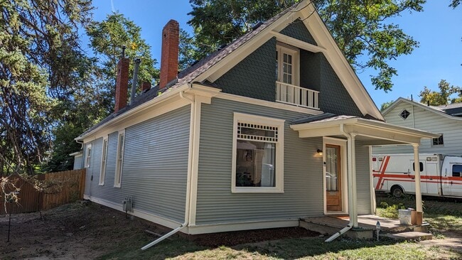 Building Photo - SUPER CUTE VINTAGE 2-STORY HOME IN BERKELE...