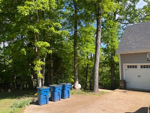 Building Photo - 102 Pineland Ln