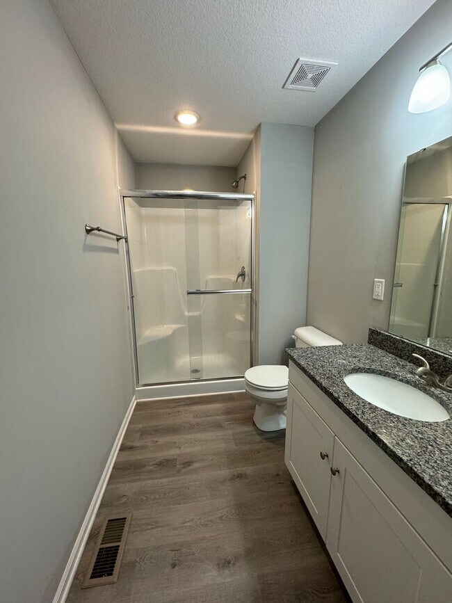 Building Photo - Beautiful 2/2.5 Duplex in Blue Springs!