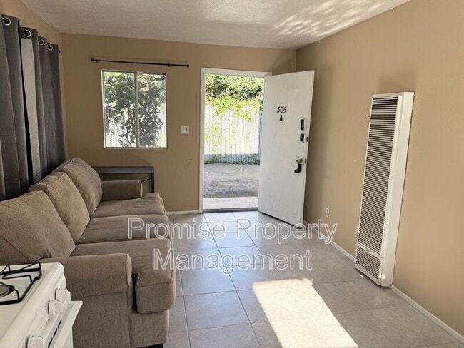 Building Photo - 303-307 Myers