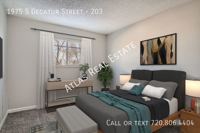 Building Photo - 2 bed/1 bath Great Floorplan! Walking dist...