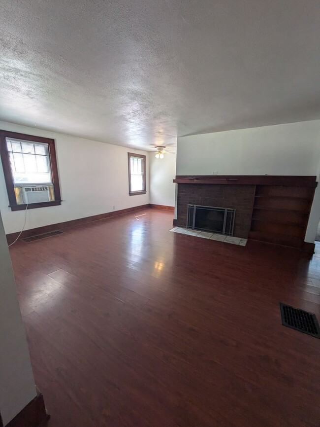 Building Photo - Inviting 2 bed/1 bath house