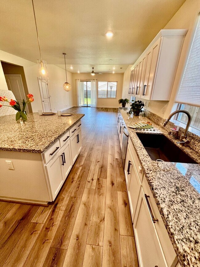 Foto del edificio - Awesome 3 Bedroom Home for Rent in West Ro...
