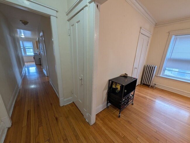 Building Photo - Spacious Albany Park 1-bed/1-bath with Sunroom and Dining Room