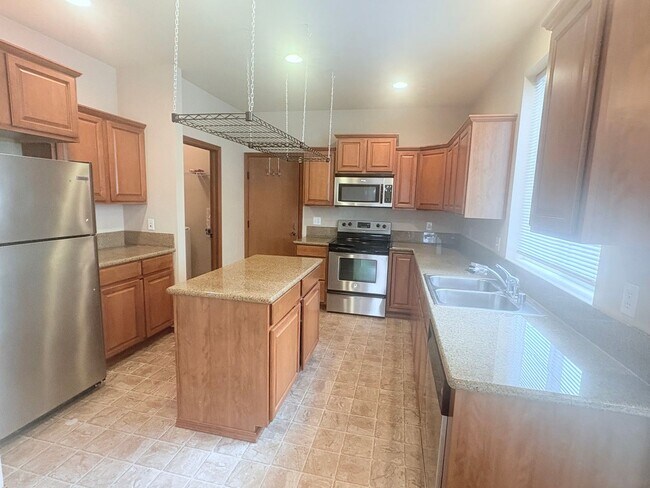 Foto del edificio - Charming 3-Bedroom, 4-Bath Home in the Heart of Orting