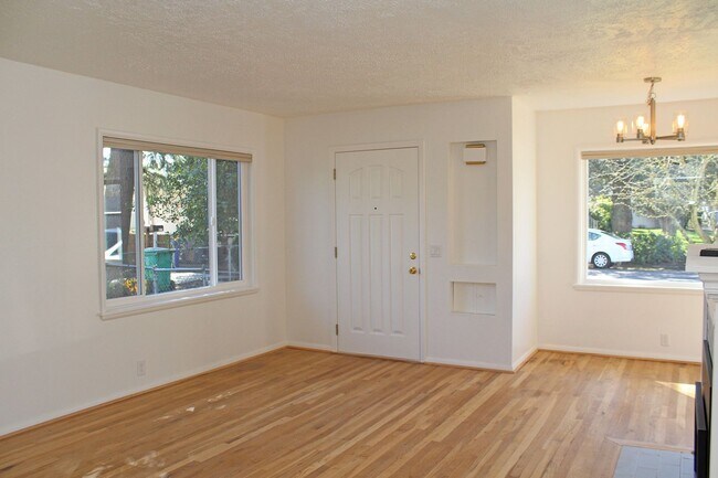 Building Photo - Beautifully Remodeled NE Portland Home!