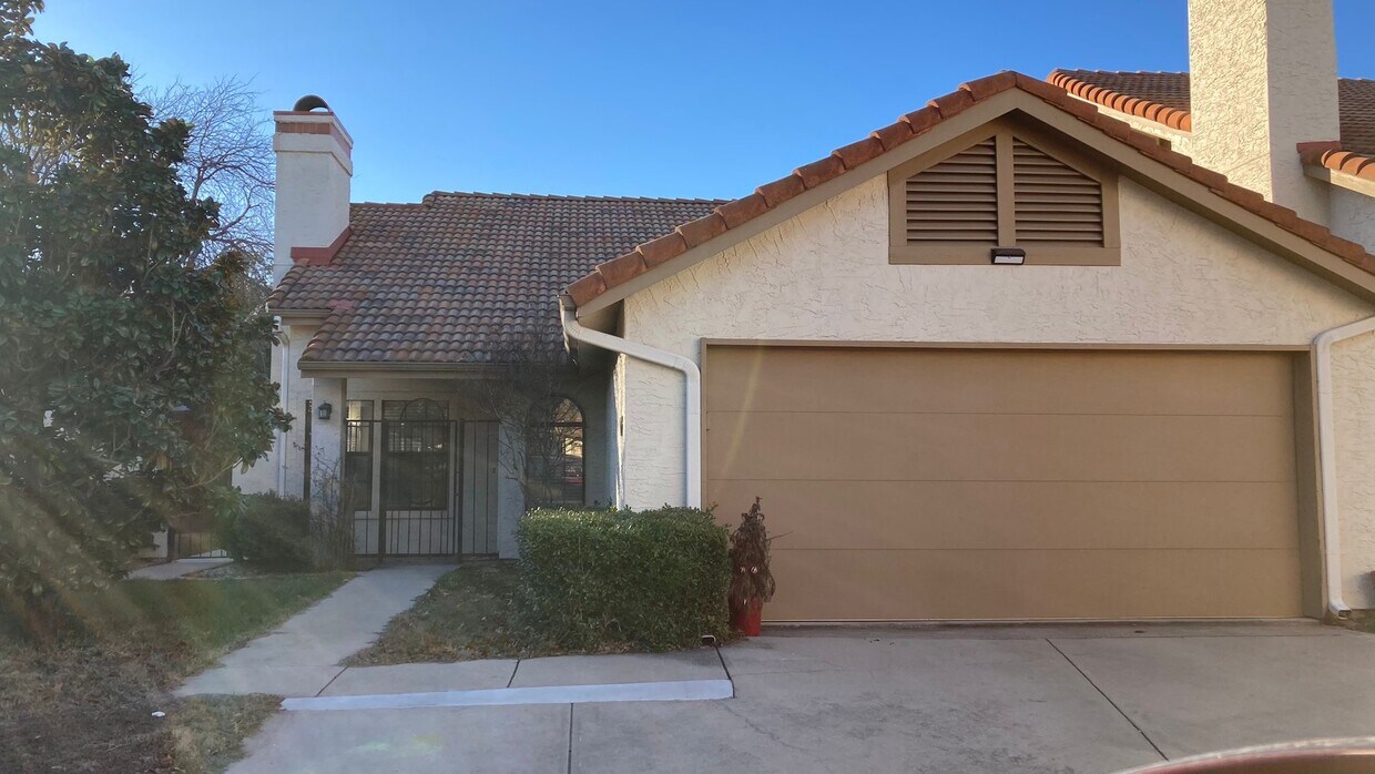 Primary Photo - 627 Fiesta Cir