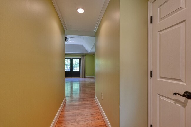 Foto del edificio - 210 Rivermill Ct