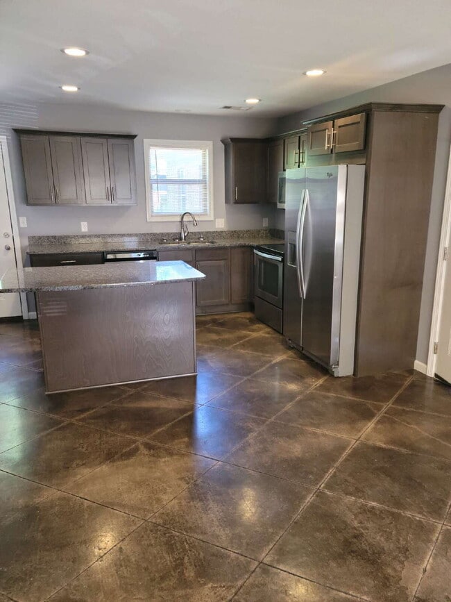Building Photo - "Chic 2-Bedroom Duplex with Granite Elegance at 708-1 Freeman Street, Jonesboro!"