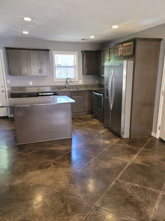 Foto del edificio - "Chic 2-Bedroom Duplex with Granite Elegance at 708-1 Freeman Street, Jonesboro!"