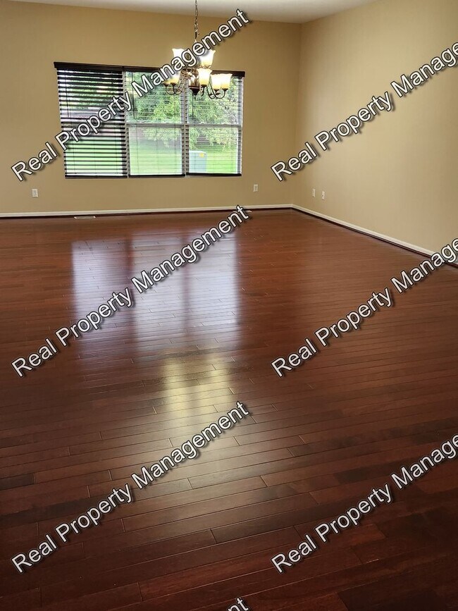 Building Photo - Spacious Crown Point 4 Bedroom