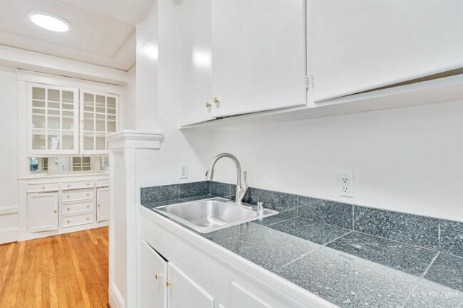 Building Photo - 570 O'Farrell St