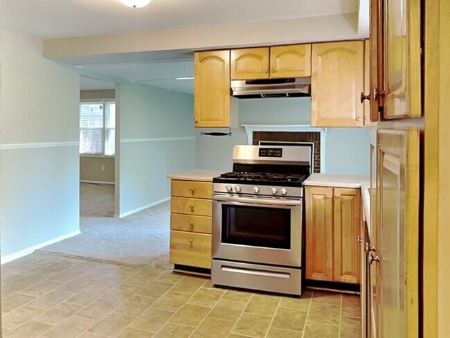 Building Photo - MOVE IN SPECIAL! 3 bed 2 bath ranch with f...
