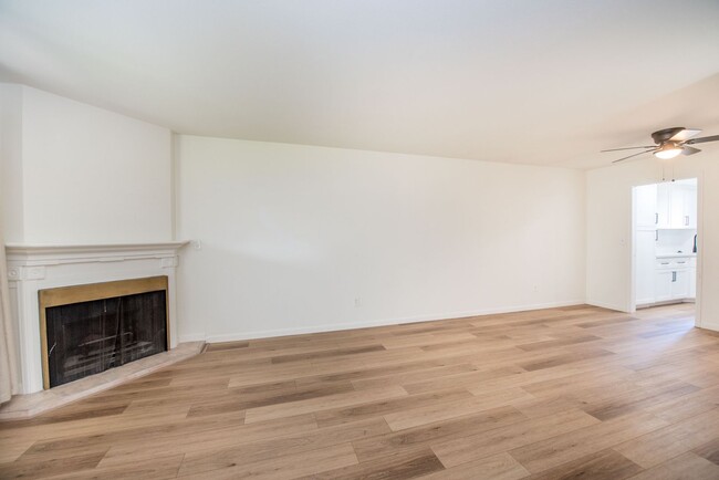 Building Photo - Remodeled Townhome