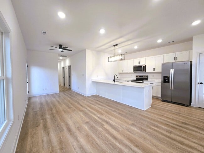 Building Photo - Beautiful new built three-bedroom, two-bat...