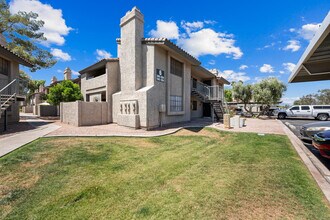 Building Photo - 533 W Guadalupe Rd